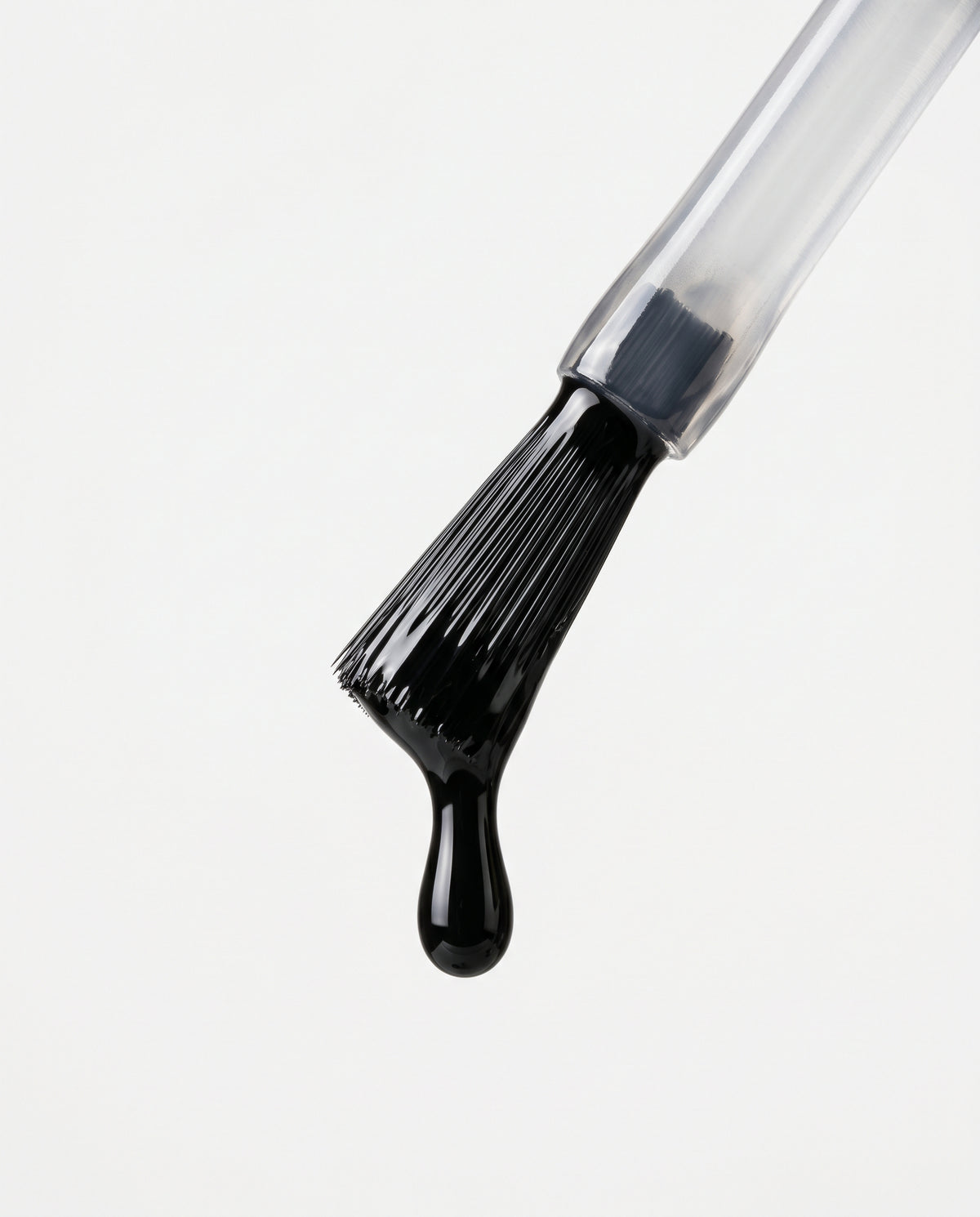Pinsel mit schwarzem Nagellack